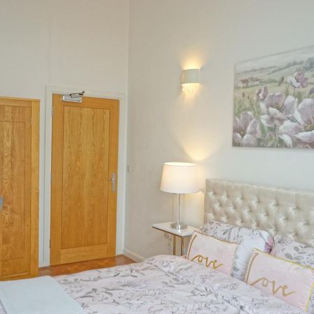 Soak Up The Light At A Soothing, Stylish Apartment In Swansea Marina Экстерьер фото