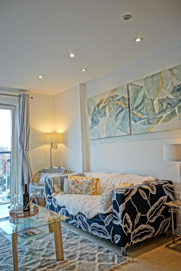Soak Up The Light At A Soothing, Stylish Apartment In Swansea Marina Экстерьер фото