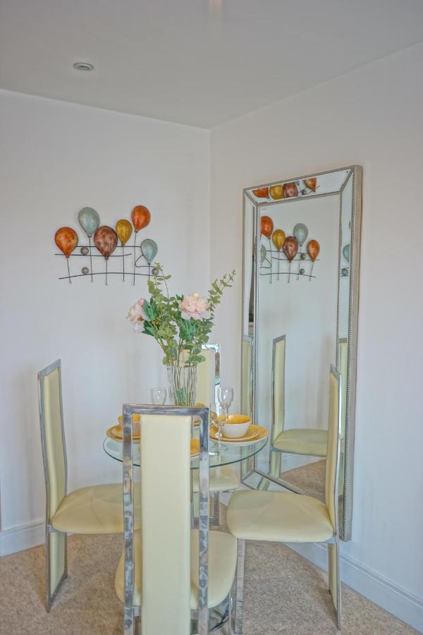 Soak Up The Light At A Soothing, Stylish Apartment In Swansea Marina Экстерьер фото