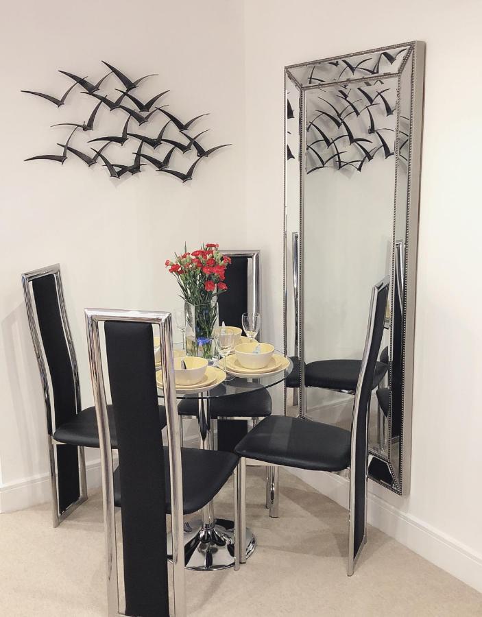 Soak Up The Light At A Soothing, Stylish Apartment In Swansea Marina Экстерьер фото