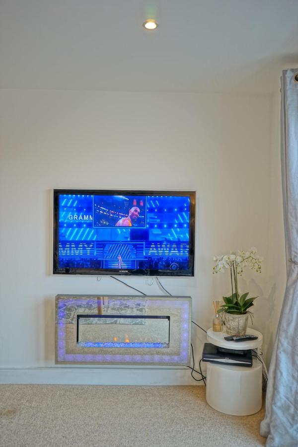 Soak Up The Light At A Soothing, Stylish Apartment In Swansea Marina Экстерьер фото