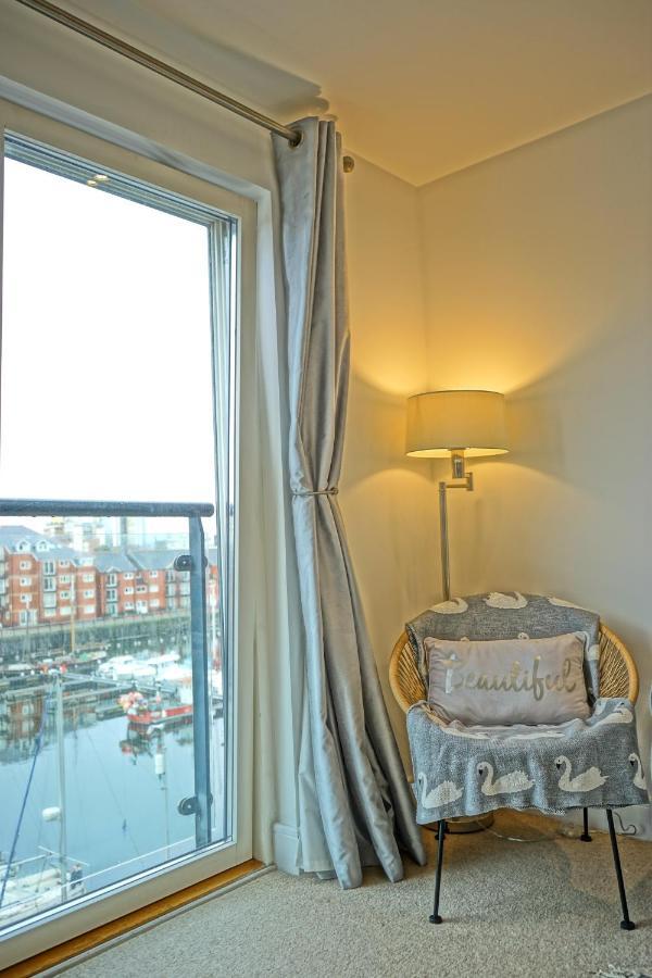 Soak Up The Light At A Soothing, Stylish Apartment In Swansea Marina Экстерьер фото