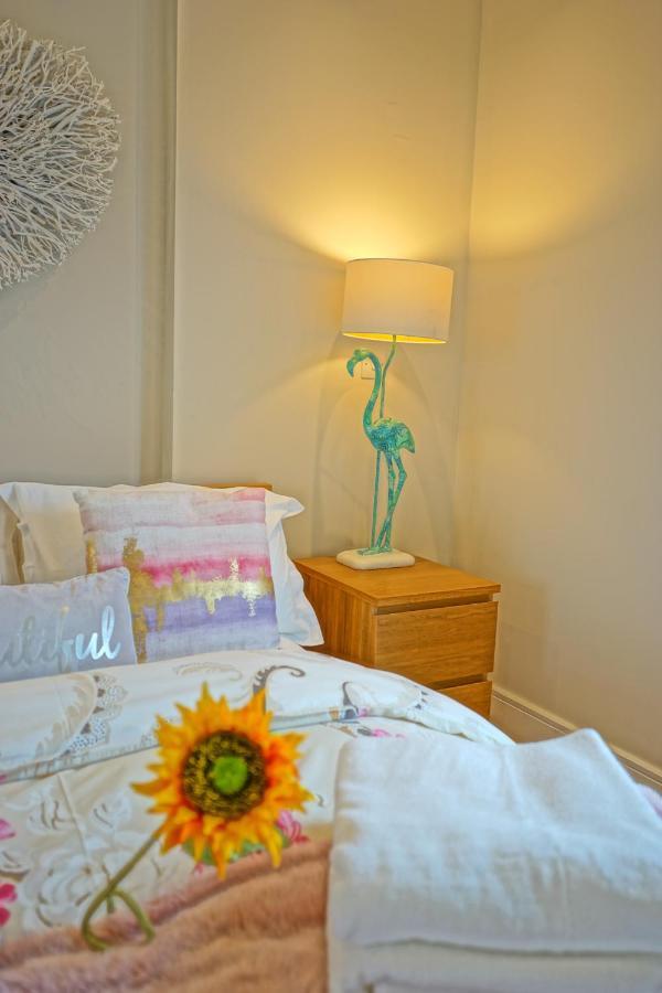 Soak Up The Light At A Soothing, Stylish Apartment In Swansea Marina Экстерьер фото