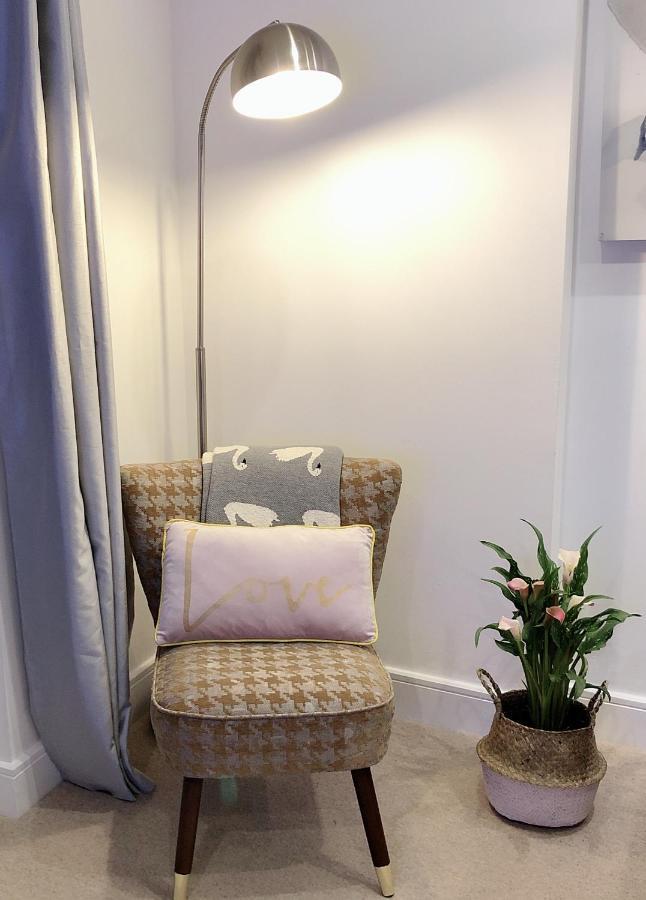 Soak Up The Light At A Soothing, Stylish Apartment In Swansea Marina Экстерьер фото
