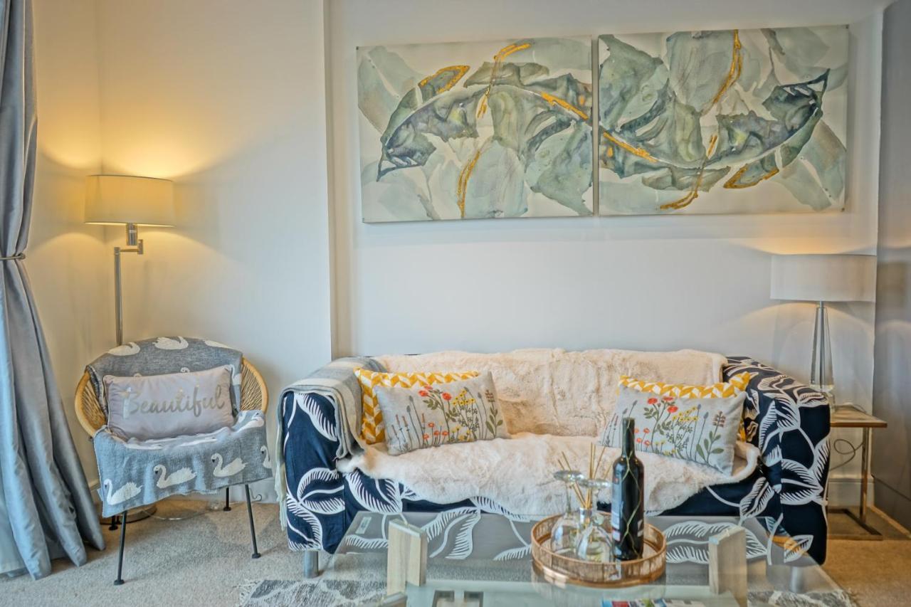 Soak Up The Light At A Soothing, Stylish Apartment In Swansea Marina Экстерьер фото