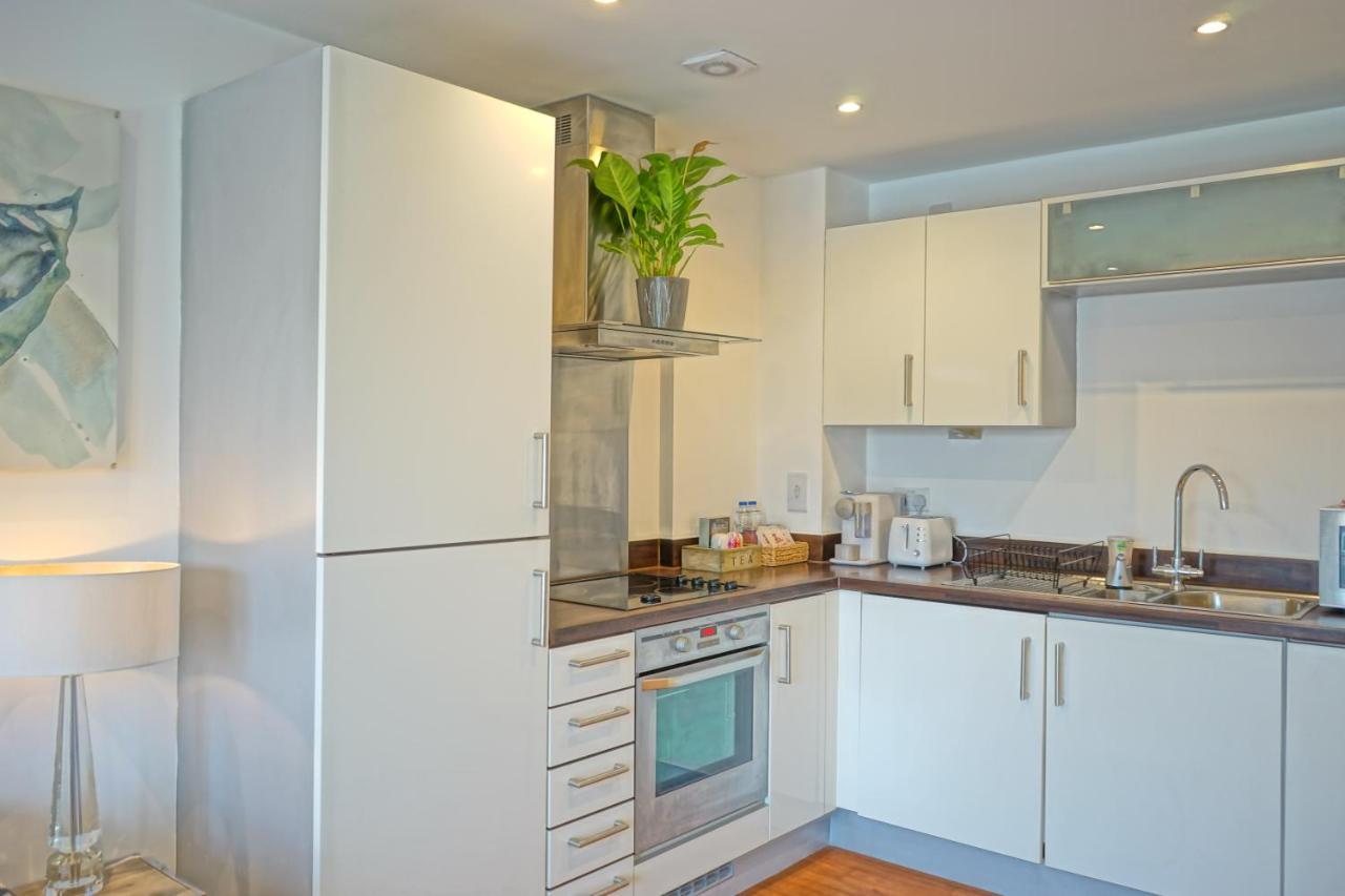 Soak Up The Light At A Soothing, Stylish Apartment In Swansea Marina Экстерьер фото