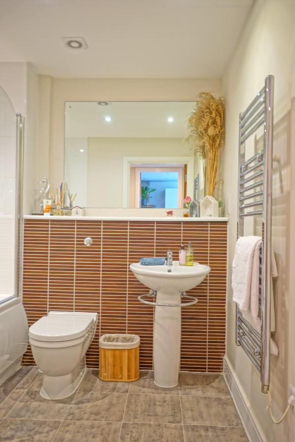 Soak Up The Light At A Soothing, Stylish Apartment In Swansea Marina Экстерьер фото
