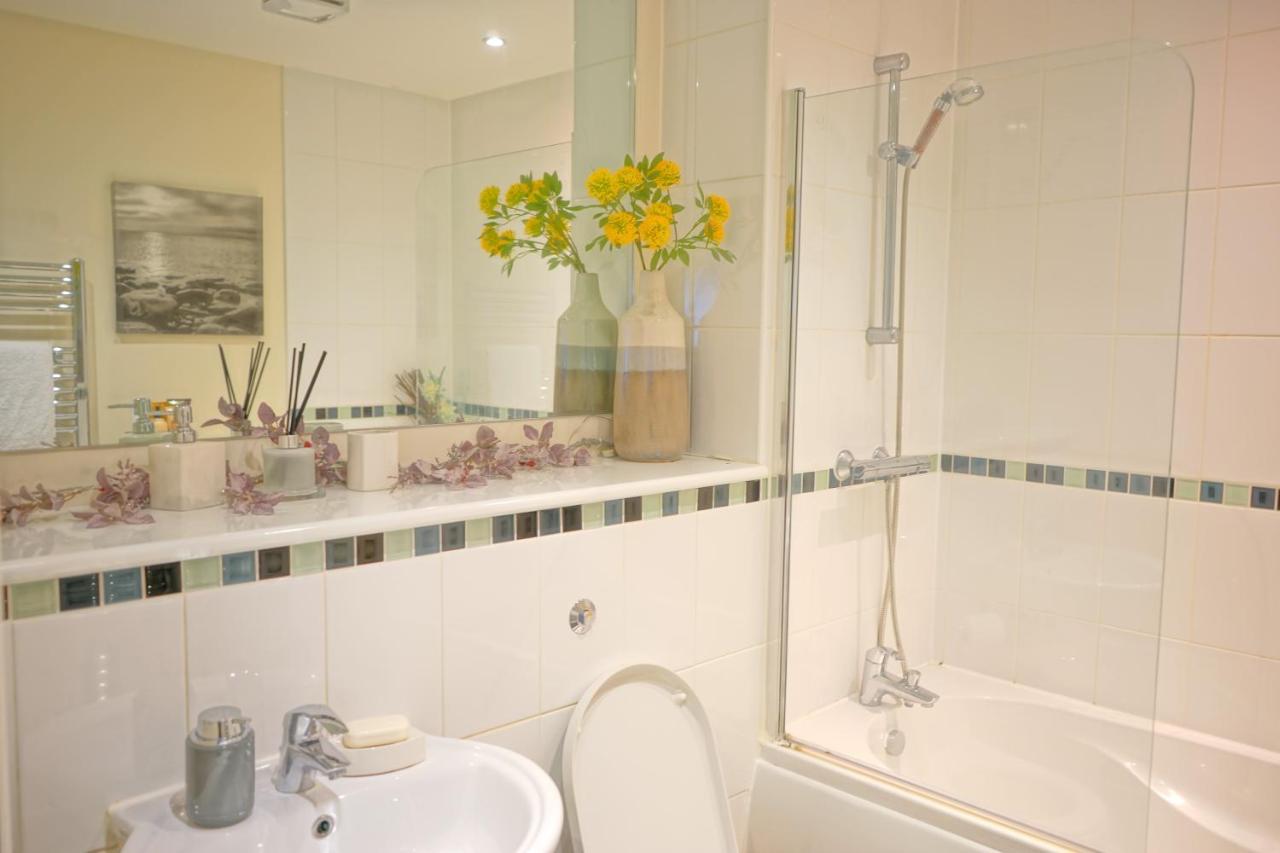 Soak Up The Light At A Soothing, Stylish Apartment In Swansea Marina Экстерьер фото