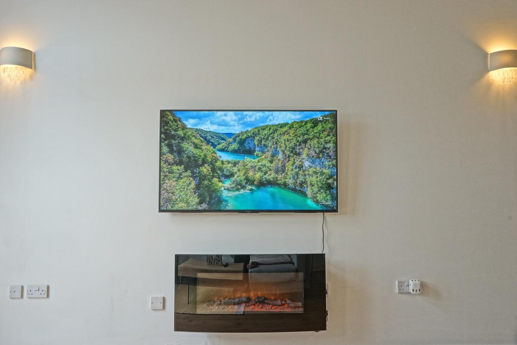 Soak Up The Light At A Soothing, Stylish Apartment In Swansea Marina Экстерьер фото