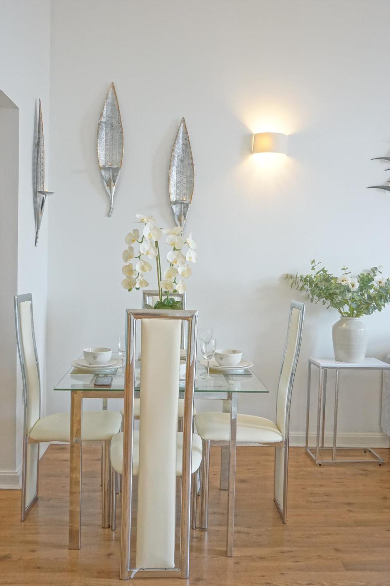 Soak Up The Light At A Soothing, Stylish Apartment In Swansea Marina Экстерьер фото