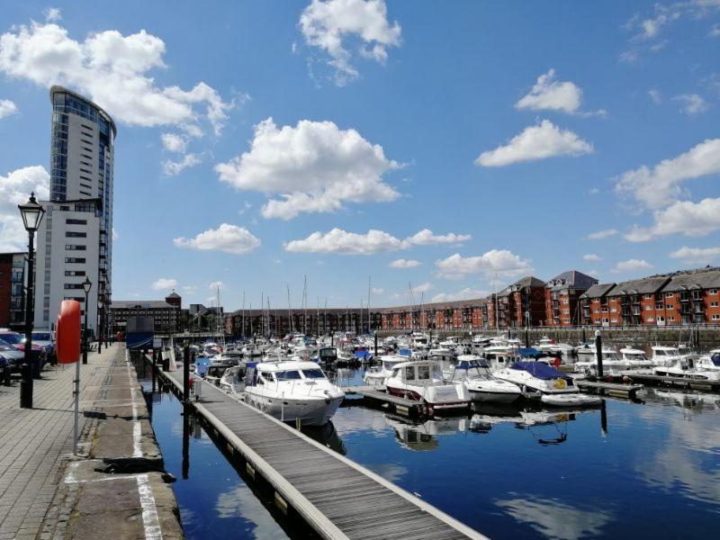 Soak Up The Light At A Soothing, Stylish Apartment In Swansea Marina Экстерьер фото