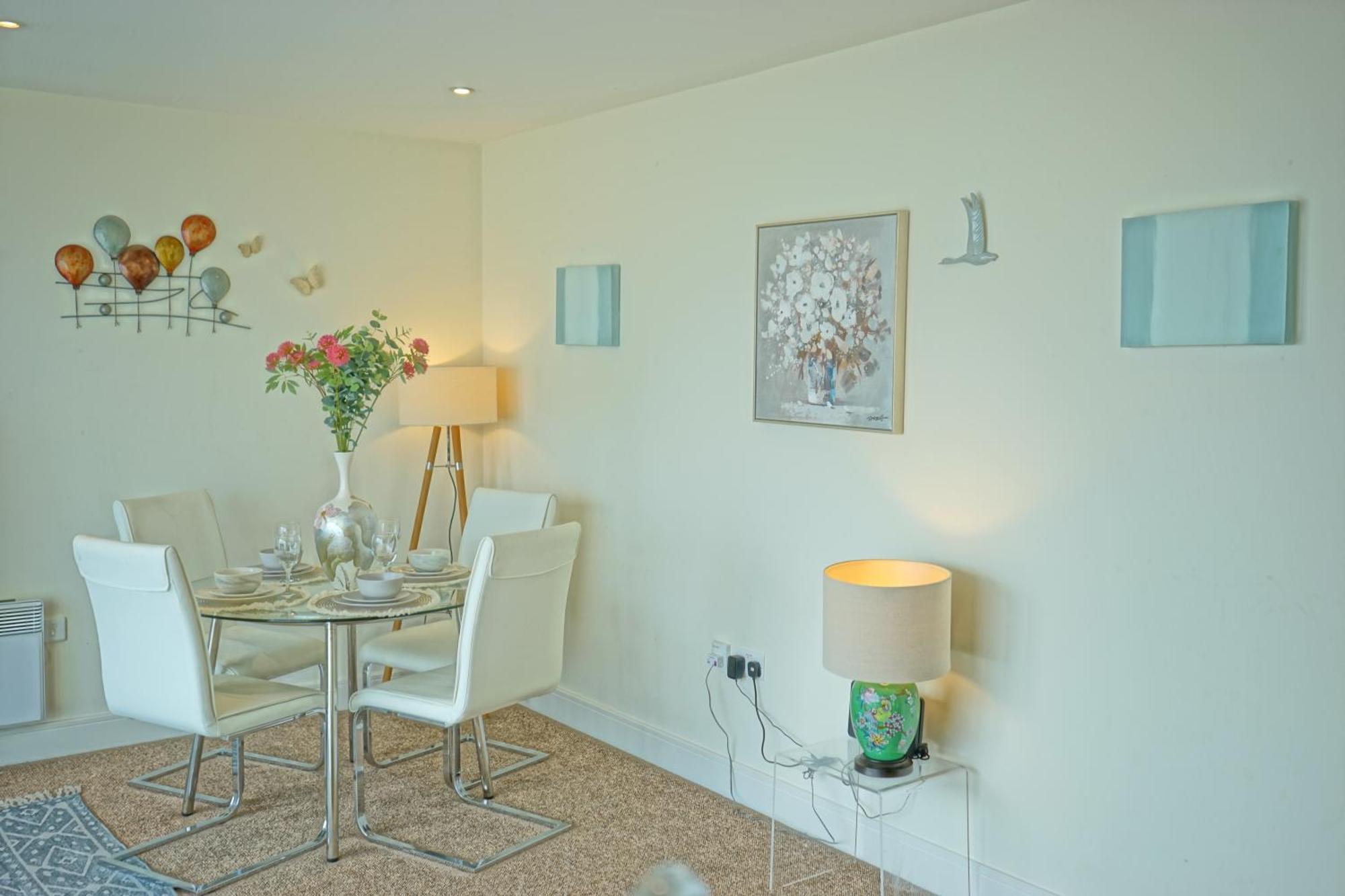 Soak Up The Light At A Soothing, Stylish Apartment In Swansea Marina Номер фото